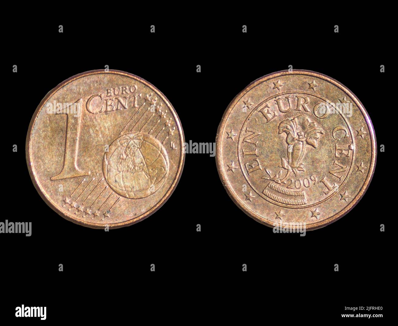 La moneta da un centesimo di euro 2009 su sfondo nero. Primo piano su due lati. Foto Stock