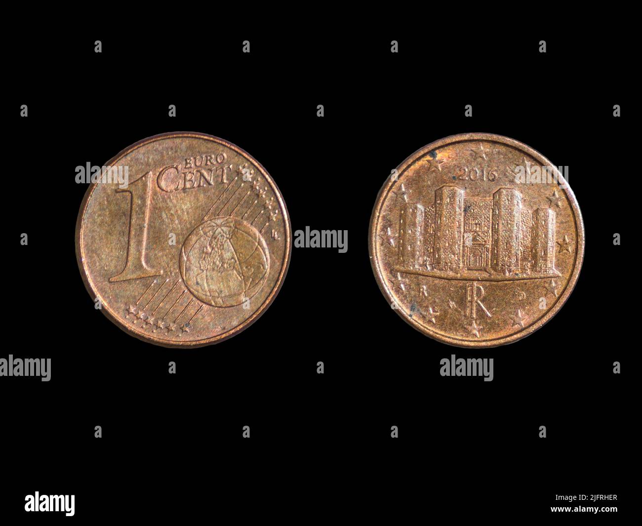 La moneta da un centesimo di euro 2016 su sfondo nero. Primo piano su due lati. Foto Stock