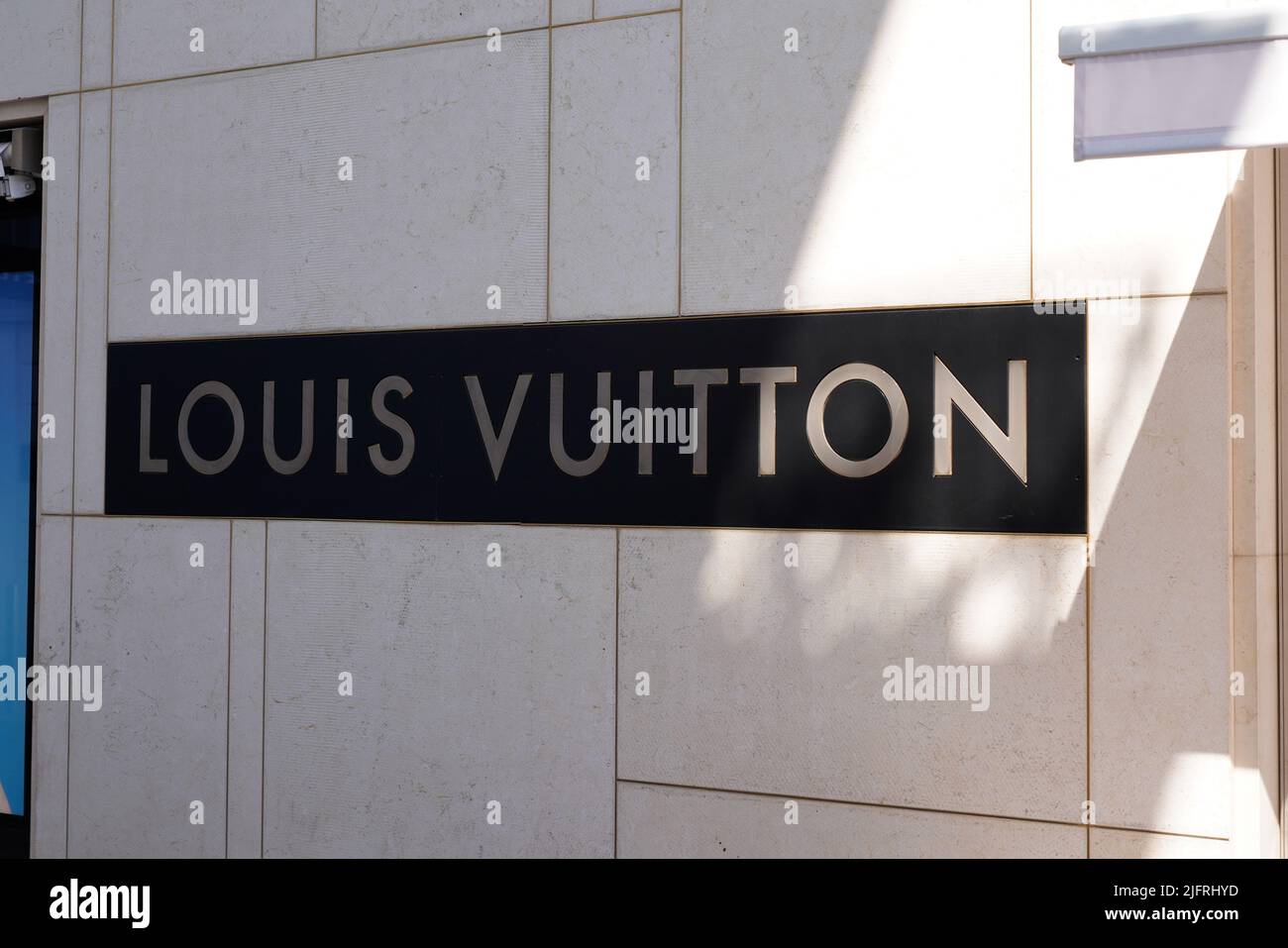 Cannes , paca , Francia - 06 12 2022 : Christian Dior marchio logo della  società testo segno parete di moda abbigliamento industria facciata del  negozio al dettaglio e negozio Foto stock - Alamy