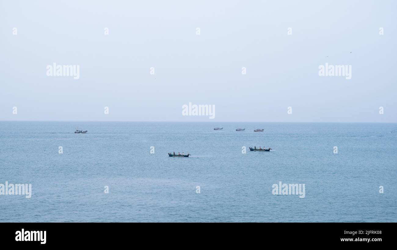 Vista mozzafiato di una barca da pesca nel mezzo di un oceano, vicino a gokarna Karnataka Foto Stock