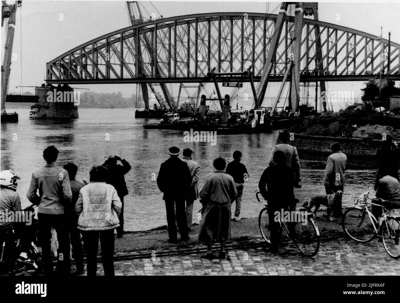 Costruzione/ammodernamento del ponte ferroviario. Sostituzione di due dei tre segmenti del vecchio ponte con un arco di 235 metri. Rimuovere la seconda parte del ponte. La terza tratta sul lato della Lentse, secondo lo scenario NS, sarà sostituita nella seconda metà del 1984 da un percorso concreto di tre parti Foto Stock