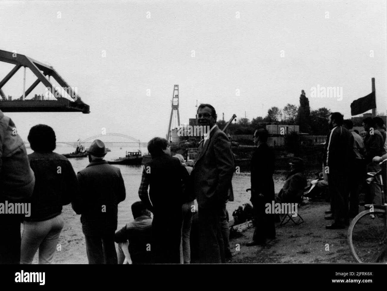 Costruzione/ammodernamento del ponte ferroviario. Sostituzione di due dei tre segmenti del vecchio ponte con un arco di 235 metri. Investire il nuovo ponte. La terza tratta sul lato della Lentse, secondo lo scenario NS, sarà sostituita nella seconda metà del 1984 da un percorso concreto di tre parti Foto Stock