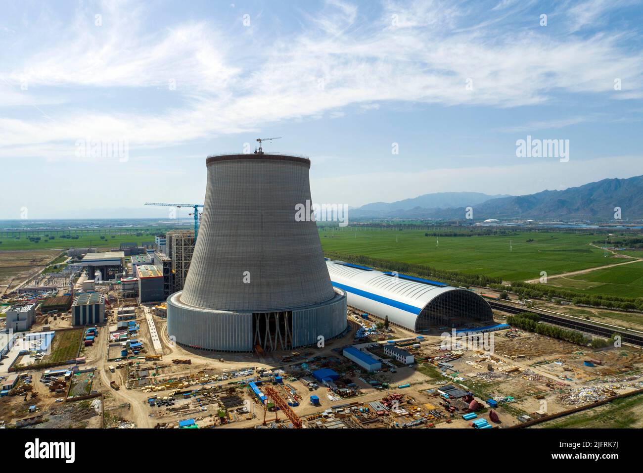 HOHHOT, CINA - 5 LUGLIO 2022 - la foto aerea scattata il 5 luglio 2022 mostra il sito di costruzione della torre di raffreddamento ad aria indiretta della Jinshan Thermal Foto Stock