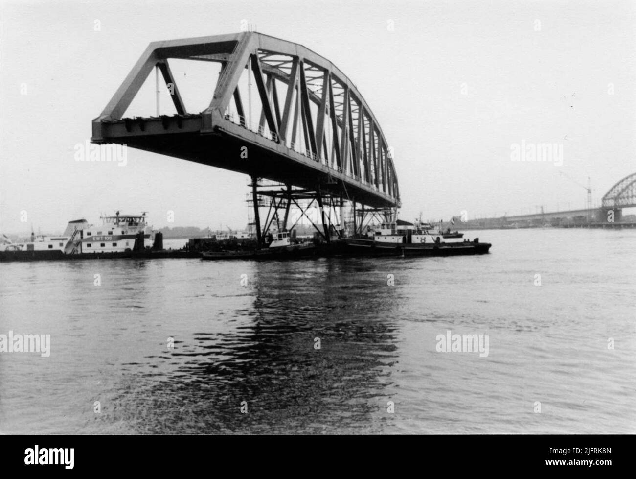 Costruzione/ammodernamento del ponte ferroviario. Sostituzione di due dei tre segmenti del vecchio ponte con un arco di 235 metri. Investire il nuovo ponte. La terza tratta sul lato della Lentse, secondo lo scenario NS, sarà sostituita nella seconda metà del 1984 da un percorso concreto di tre parti Foto Stock