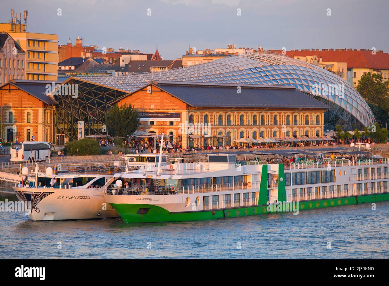 Ungheria, Budapest, Balna, centro commerciale per il tempo libero, Danubio, navi da crociera, Foto Stock