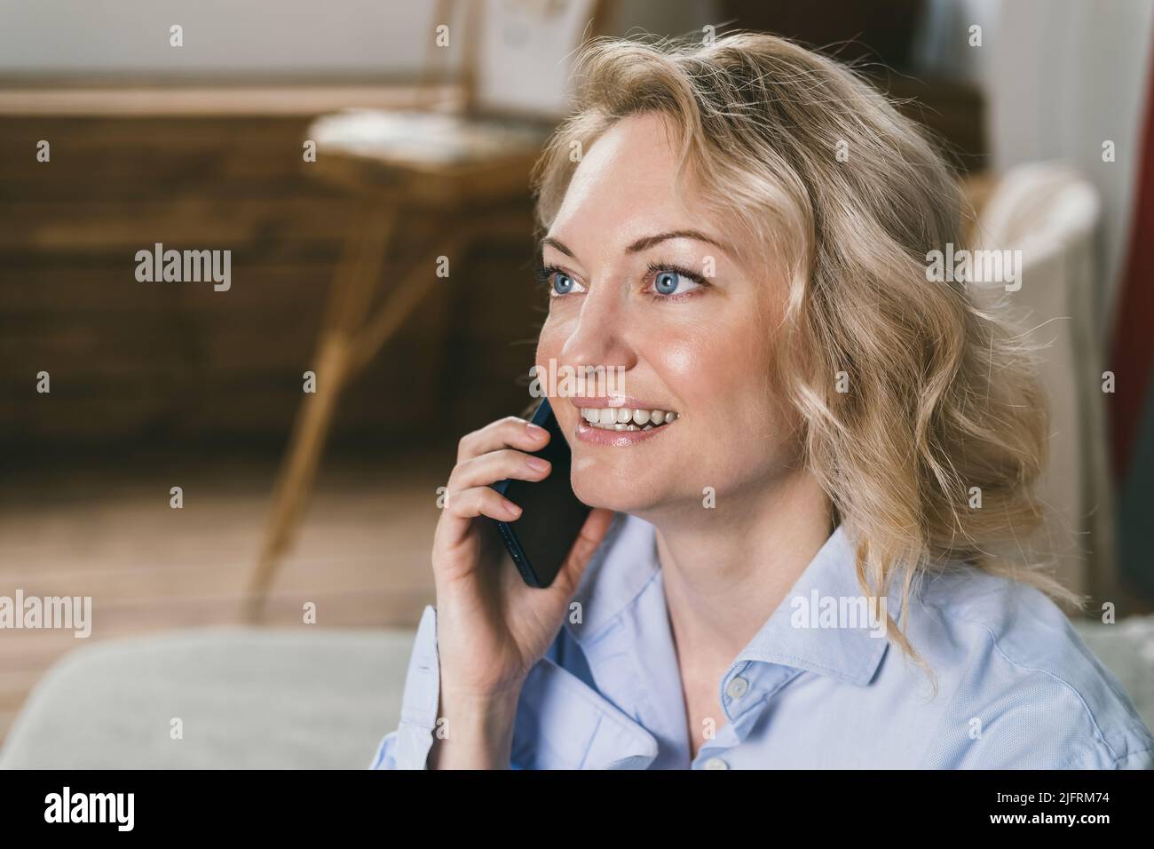 Bella donna sta parlando al telefono e sorridendo. Foto Stock