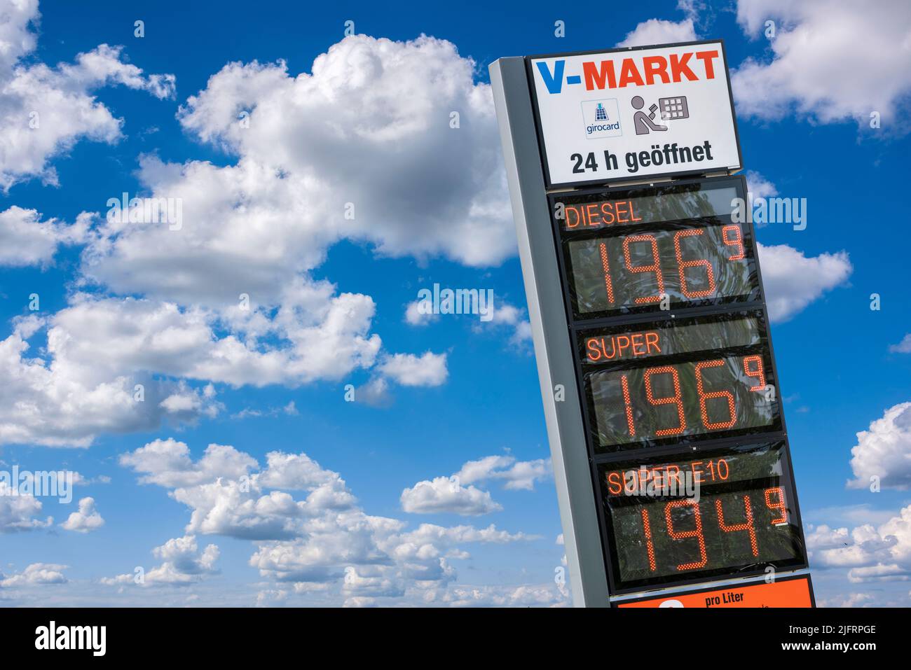 Preisanzeige an der Tankstelle am V-Markt a Schwabmünchen Foto Stock