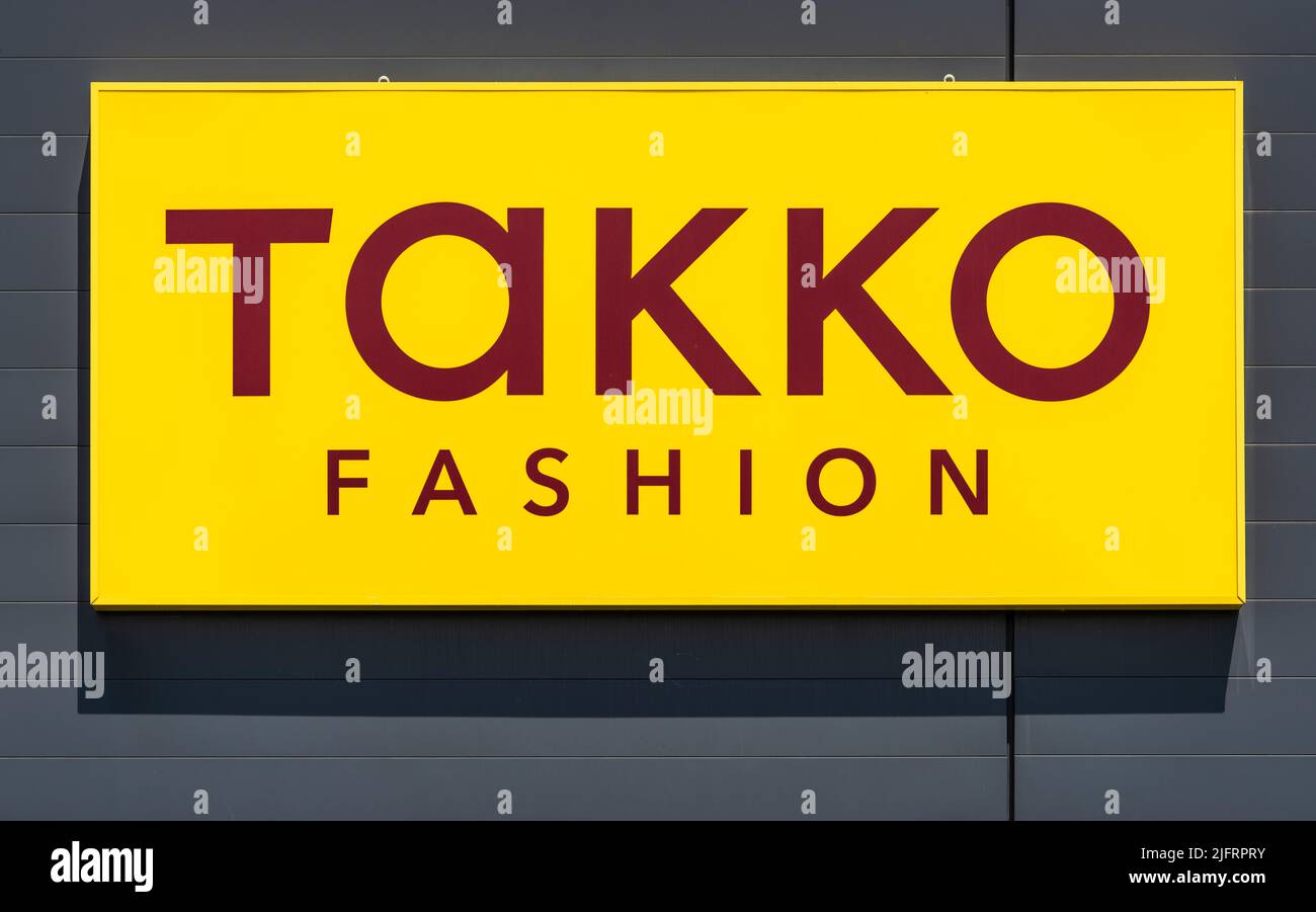Werbe- und Firmanschild der Firma Takko Foto Stock