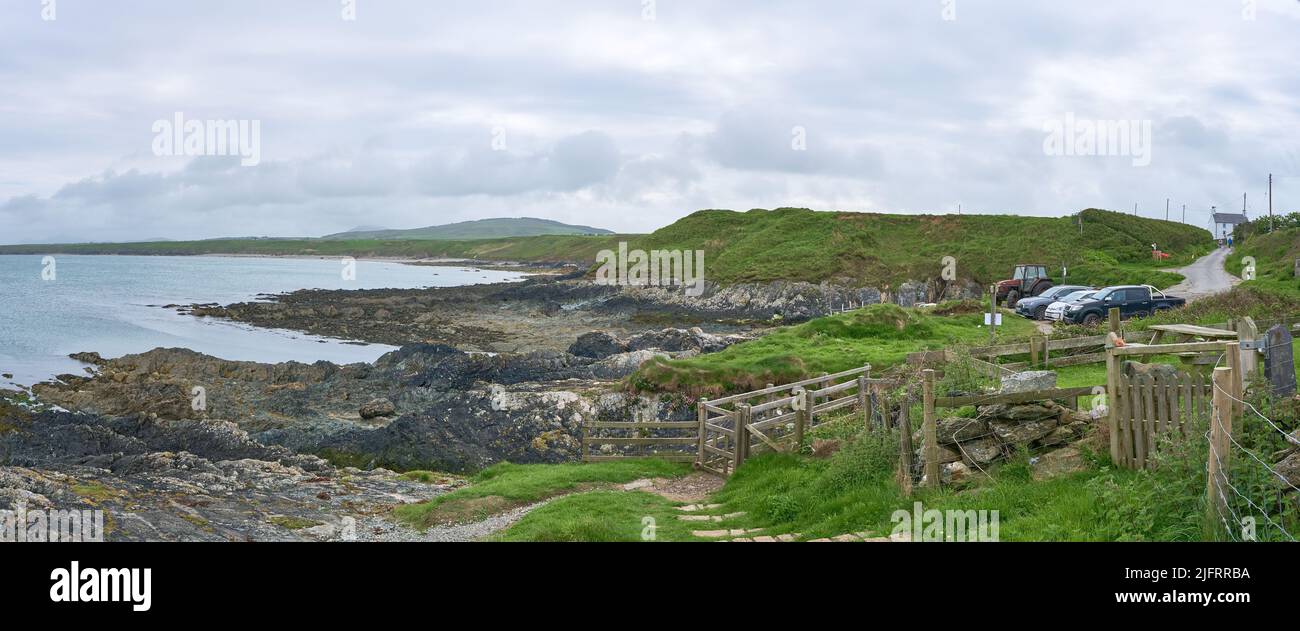 Guardando verso est dal Wales Coast Path presso il parcheggio e lo scivolo a Porth Colmon sulla penisola di Llyn Foto Stock