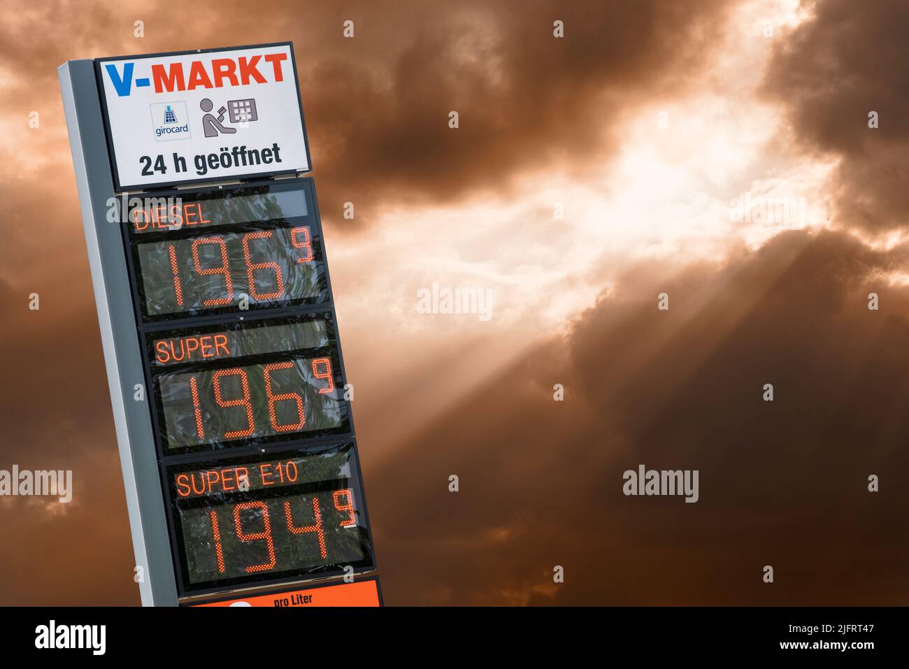 Preisanzeige an der Tankstelle am V-Markt a Schwabmünchen Foto Stock