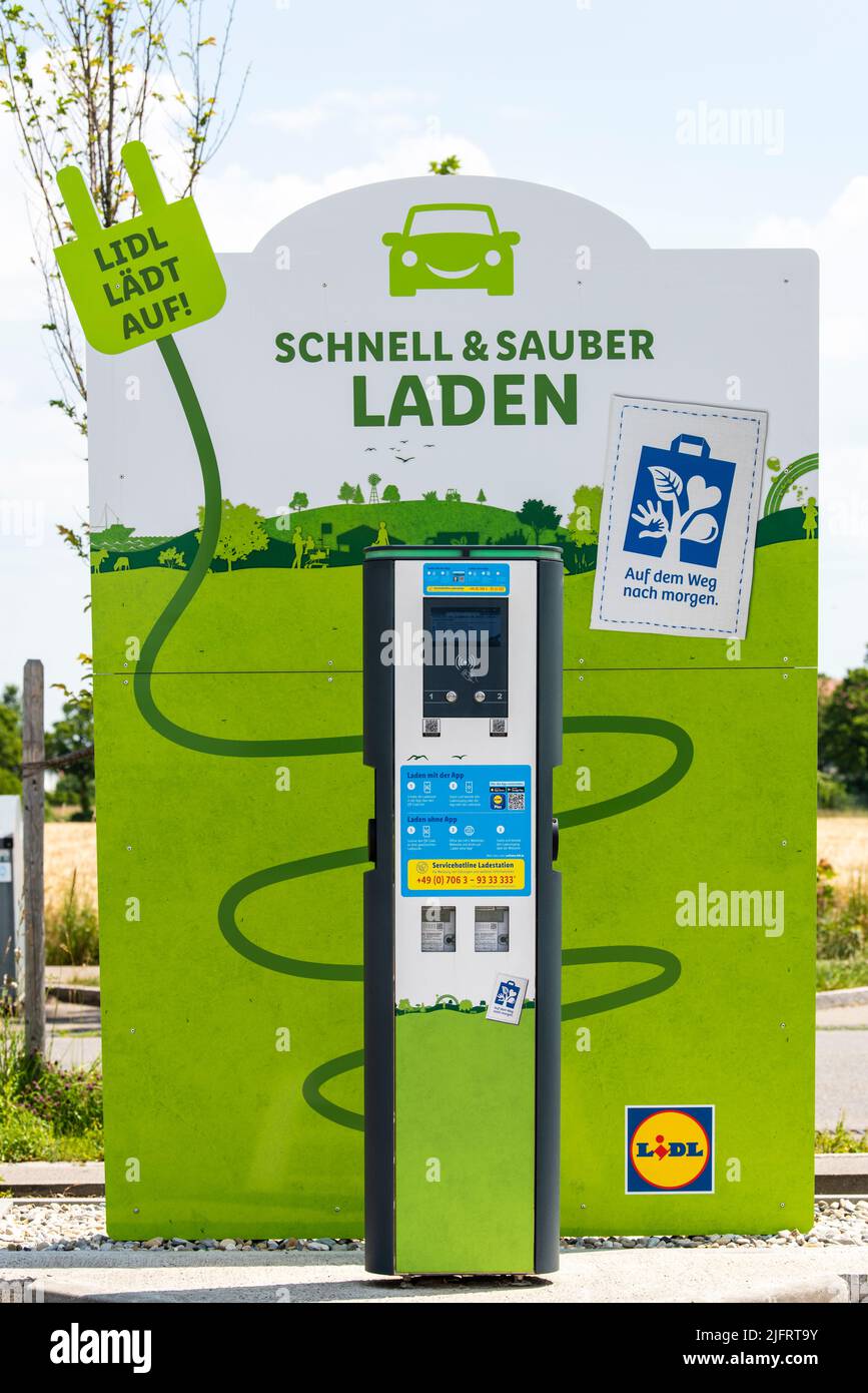 Ladestation der Firma Lidl für Elektroauto in Königsbrunn bei Augusta Foto Stock