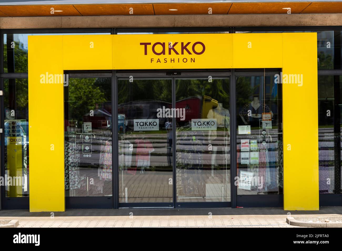 Werbe- und Firmanschild der Firma Takko Foto Stock