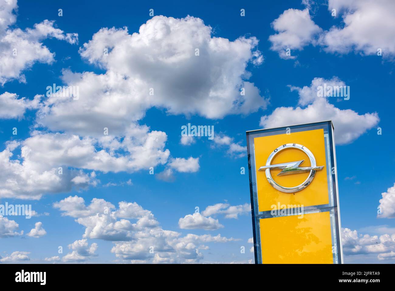 Werbeschild der Firma Opel Foto Stock