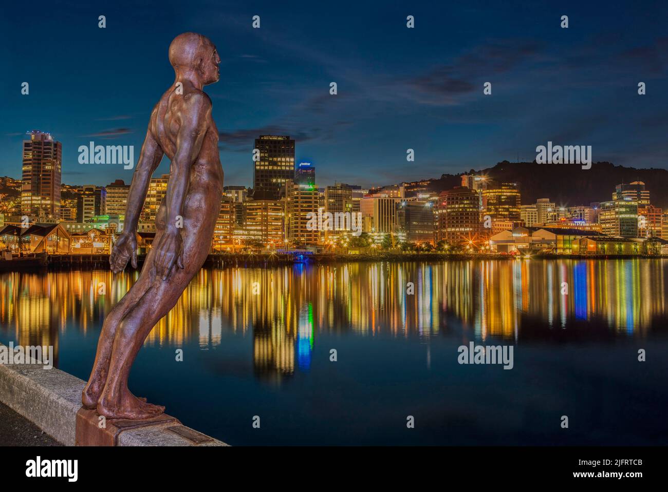 Porto di Wellington, Nuova Zelanda, in una notte still con riflessi luce ion l'acqua., Credit:Robin Bush / Avalon Foto Stock