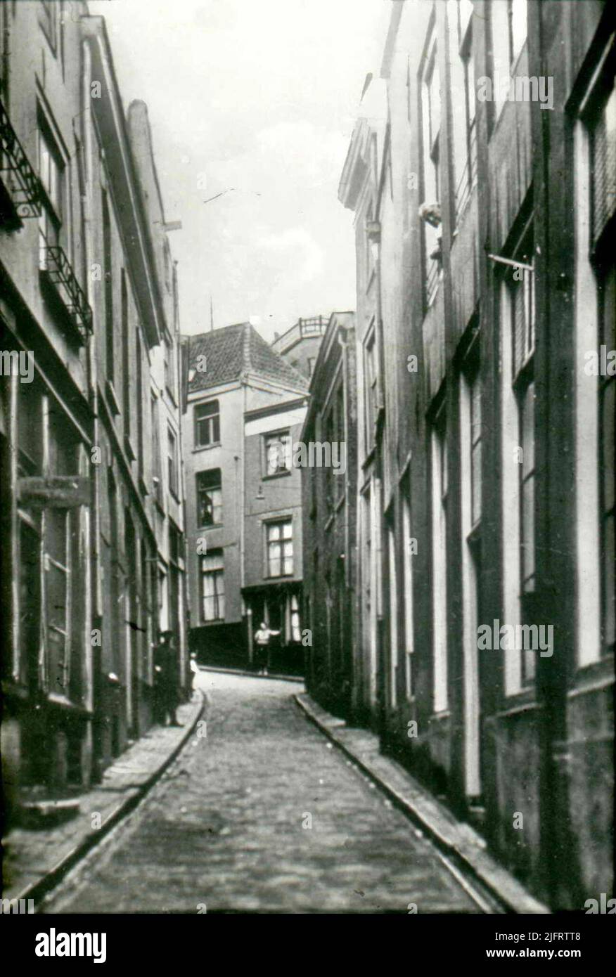 Pittoresca strada di collegamento 'Stikke' tra Grotestraat e Korenmarkt, vista qui in direzione del Korenmarkt. Probabilmente il pepe era venduto principalmente. Era sfavorevole per le molte donne pubbliche che vivono lì Foto Stock