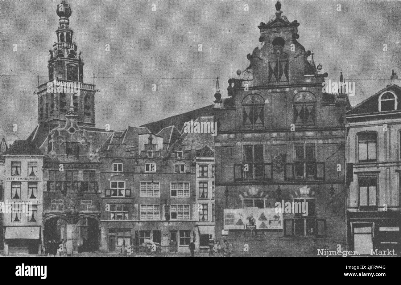 La parete laterale orientale del Waaggebouw, e l'angolo con il Kannenmarkt; a sinistra la parete occidentale del Grote Markt; sullo sfondo il St. Stevenstoren. 'Under' è visibile St.Stevenstoren, noto anche come Stevenspoortje, che collega il Grote Markt con il St. Stevenskerkhof alle sue spalle. Foto Stock