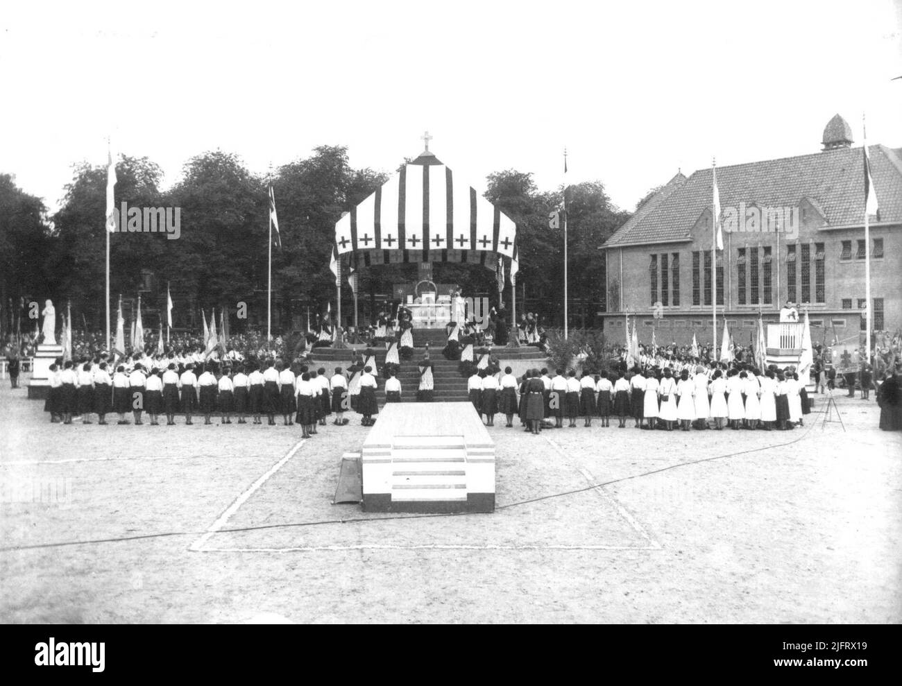 Il 5, 6 e 7 agosto, l'intera città fu dominata dal Congresso Maria. Il Wedren è stato istituito come congresso. Dopo un elogio pontificio celebrato da Mons. A. F. Diepen, vescovo di 's-Hertogenbosch, incorona, dietro permesso papale, la statua di Maria che è stata in una navata laterale del Molenstaatskerk dal 1936. Secondo la tradizione, la statua sarebbe stata salvata nel 1592 dal palo sul Grote Markt e quindi chiamata anche 'Madonna Nera' Foto Stock