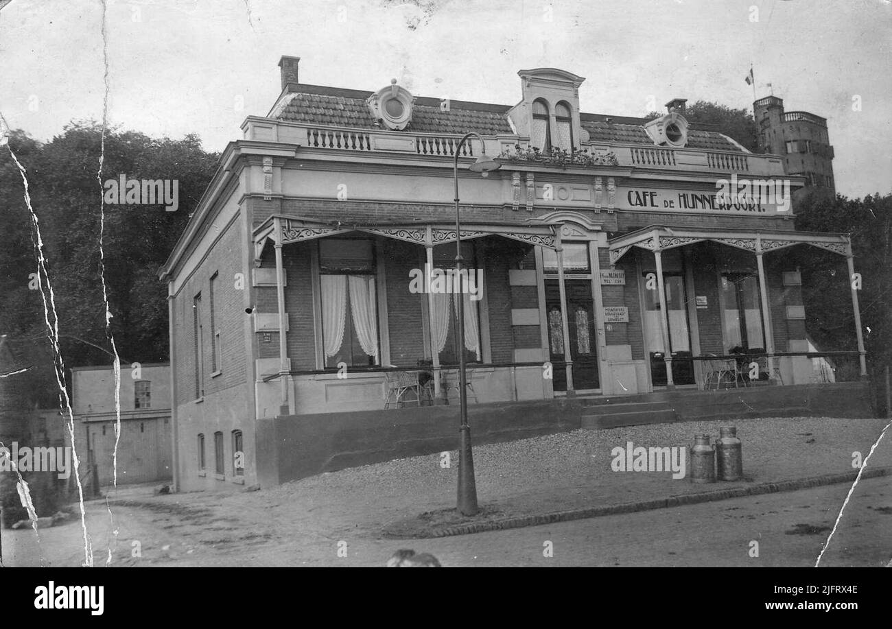 Café De Hunnerpoort, annesso commercio di latte e carbone operato da P.G. van Kerkhoff, menzionato anche nelle rubriche come feedman e casalingo di caffè; a destra il capannone di facciata Smederij al numero 10. Gli edifici dovettero cedere il passo alla costruzione del ponte Waal Foto Stock