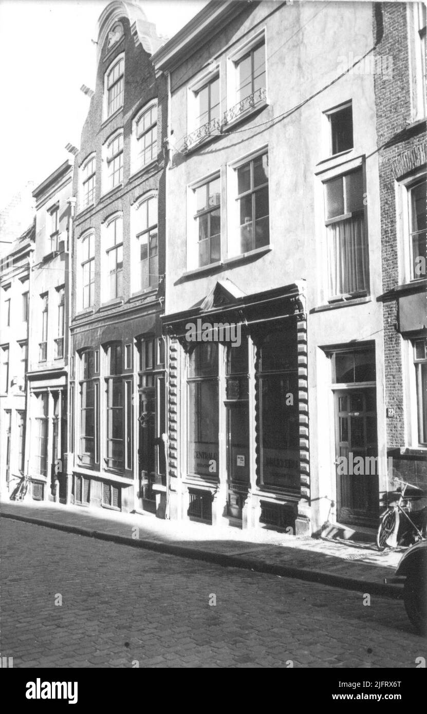 Edifici sul lato est del Grotestraat. L'edificio con il triangolo di facciata sopra la porta d'ingresso sul fronte del negozio (casa numero 24) è l'azienda centrale di stampa, di cui il signor Schuurmans era il direttore. L'azienda di stampa era situata in tutto l'edificio. L'edificio della facciata dell'orologio (casa numero 26) si chiamava De Roode Leeuw, l'edificio a sinistra (casa numero 28) era l'unicorno. Totalmente sull'amministrazione della popolazione introdotta dai francesi, non sono stati applicati numeri di casa, ma nomi di casa come l'unicorno. Foto Stock
