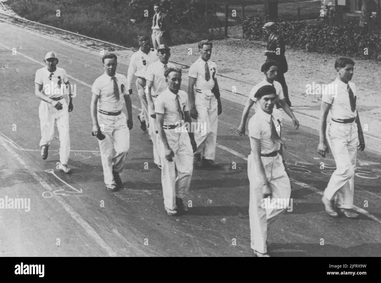 Una parte del gruppo di partecipanti cittadini francesi (fra) sulla strada il primo giorno delle 22nd quattro marce giorni alla scissione dei corsi sulla strada Nijmegen - Venlo. Foto Stock