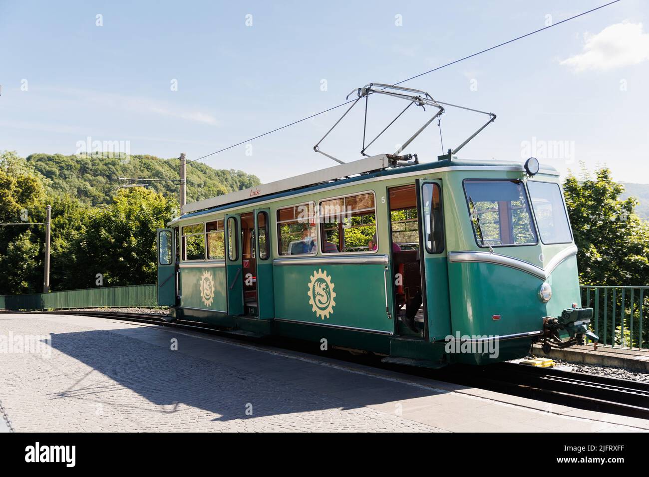 Drachenfels Railway, una linea ferroviaria a cremagliera nella regione Renania Settentrionale-Vestfalia, Germania. Da Königswinter alla cima del Monte Drachenfels Foto Stock Drachenfels Railway, una linea ferroviaria a cremagliera nella regione Renania Settentrionale-Vestfalia, Germania. Da Königswinter alla cima del Monte Drachenfels Foto Stock