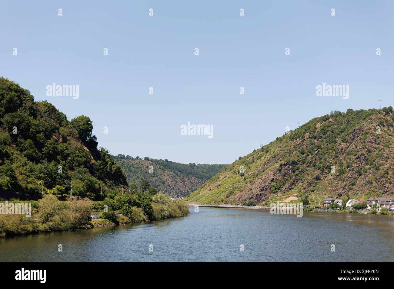 Immagini panoramiche da una crociera sul fiume lungo i fiumi Reno e Mosella, nella regione vinicola della Renania Occidentale, Germania Foto Stock