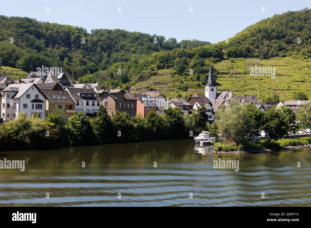 Una graziosa cittadina sul fiume Mosel, in Germania Foto Stock