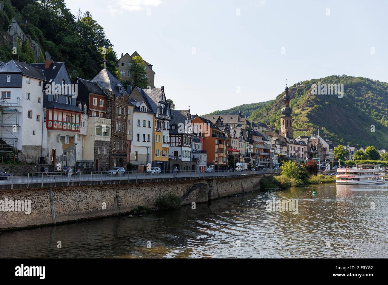 Cochem, una città tedesca sul fiume Mosella nel distretto di Cochem-Zell, Renania-Palatinato, Germania. La città ha un castello e mezzo edifici in legno. Foto Stock