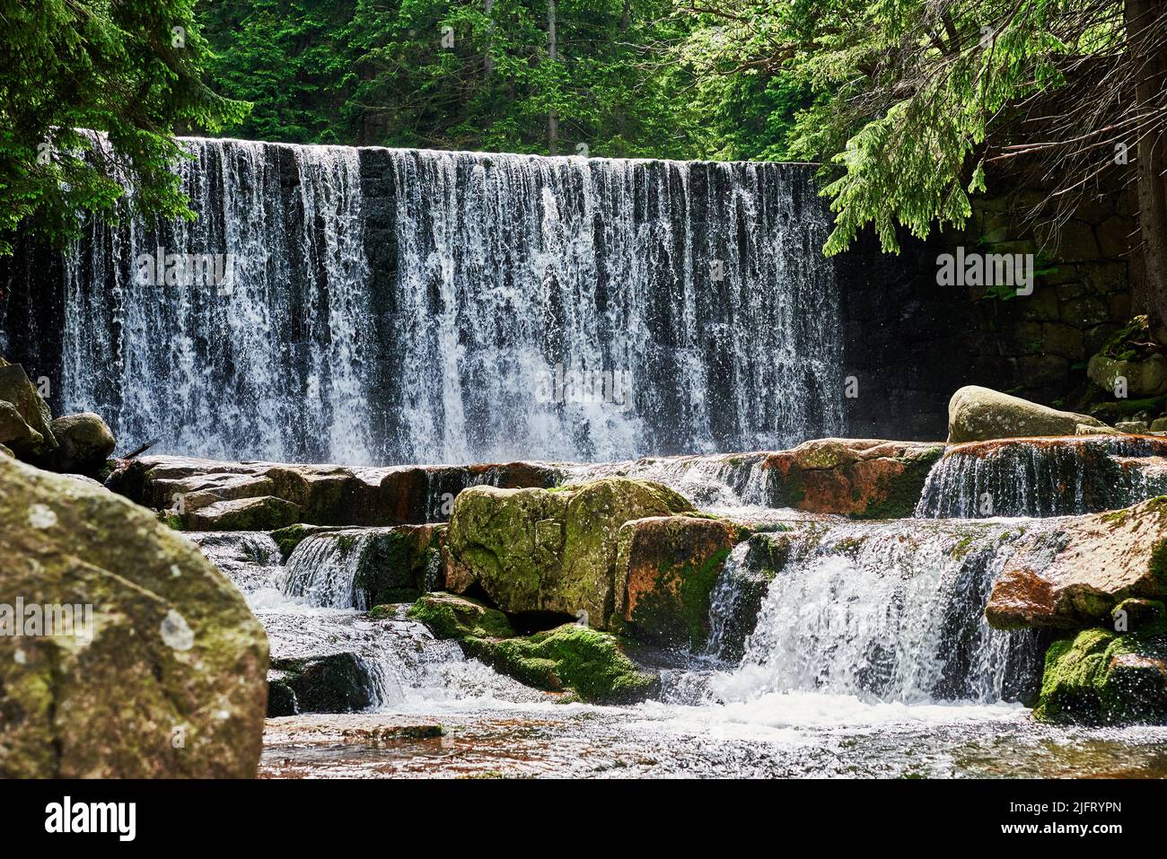 Cascata sul fiume Lomnica nelle montagne di Karpacz in Polonia, bellissimo paesaggio naturale Foto Stock