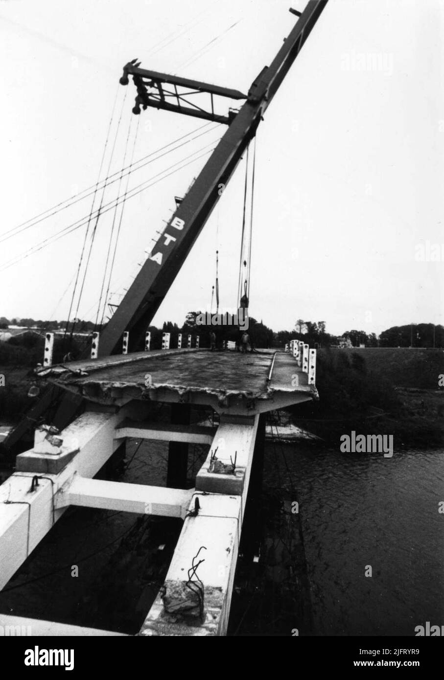 Smantellamento/demolizione del vecchio ponte bianco sul canale Maas-Waal nei pressi di Neerbosch (Neerbosschebrug). Rimozione delle due parti del ponte dalle teste del ponte da parte della società Dubbers di Malden Foto Stock