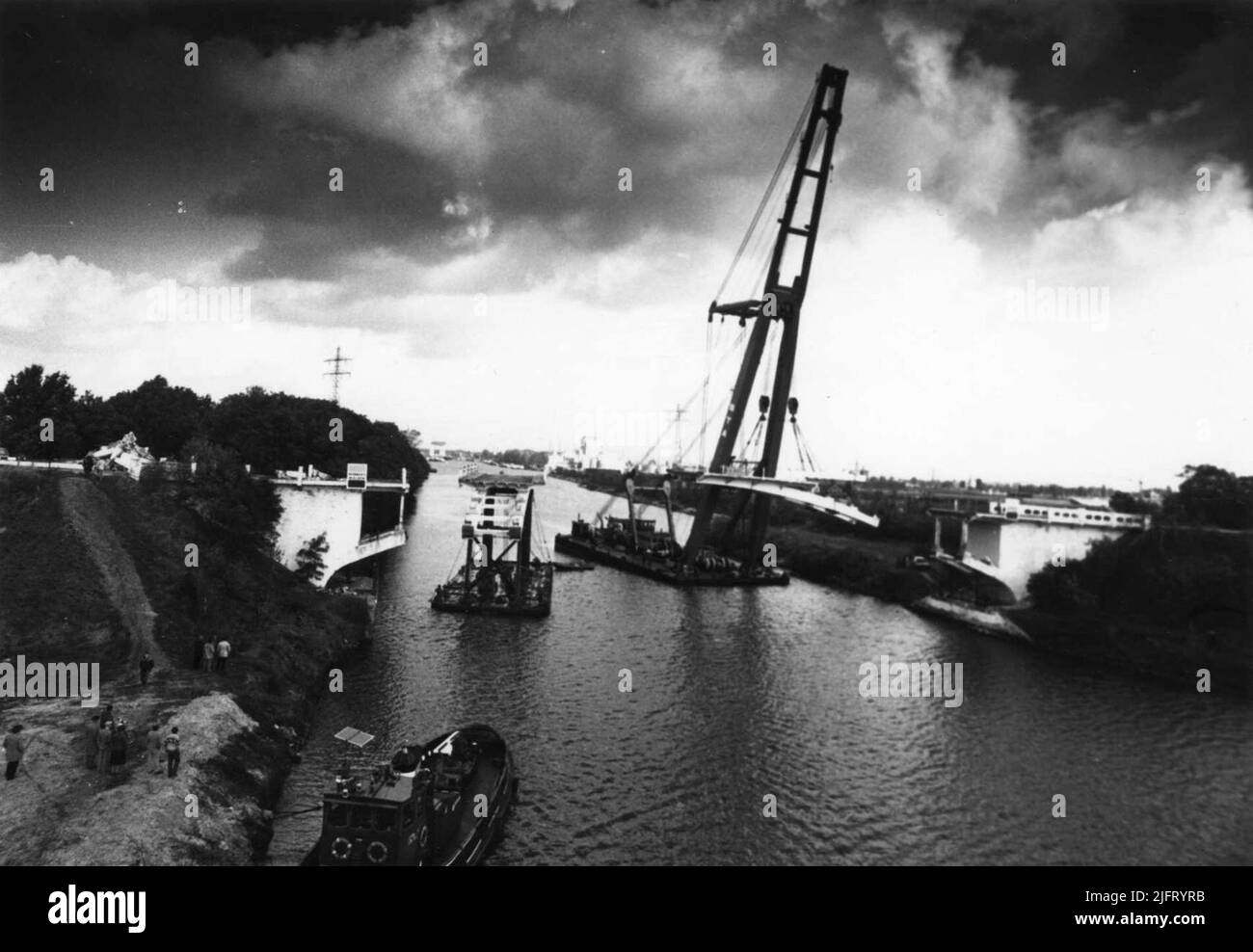 Smantellamento/demolizione del vecchio ponte bianco sul canale Maas-Waal nei pressi di Neerbosch (Neerbosschebrug). Rimozione delle due parti del ponte dalle teste del ponte da parte della società Dubbers di Malden Foto Stock