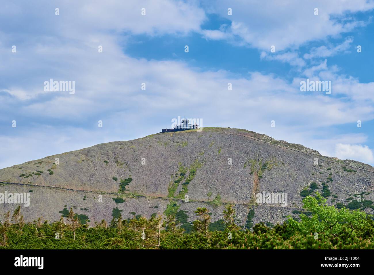 Vista panoramica del monte Snezka con osservatorio meteorologico in cima, Parco Nazionale di Krkonose in Czechia, Karpacz in Polonia Foto Stock