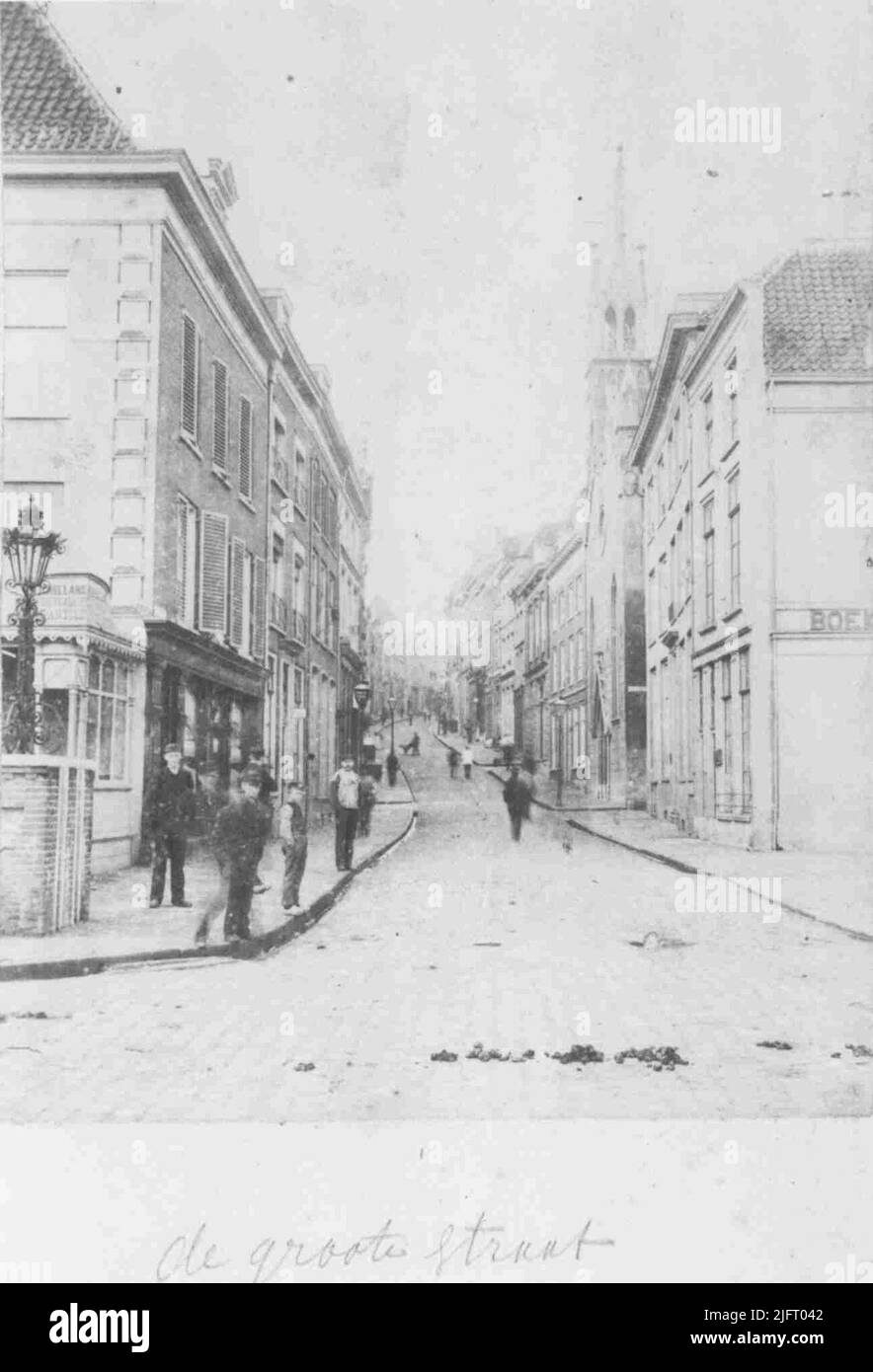 Visto dalla Waalkade in direzione sud, con la torretta della Chiesa luterana a destra del centro e il vecchio caffè sulla sinistra ammessi Foto Stock