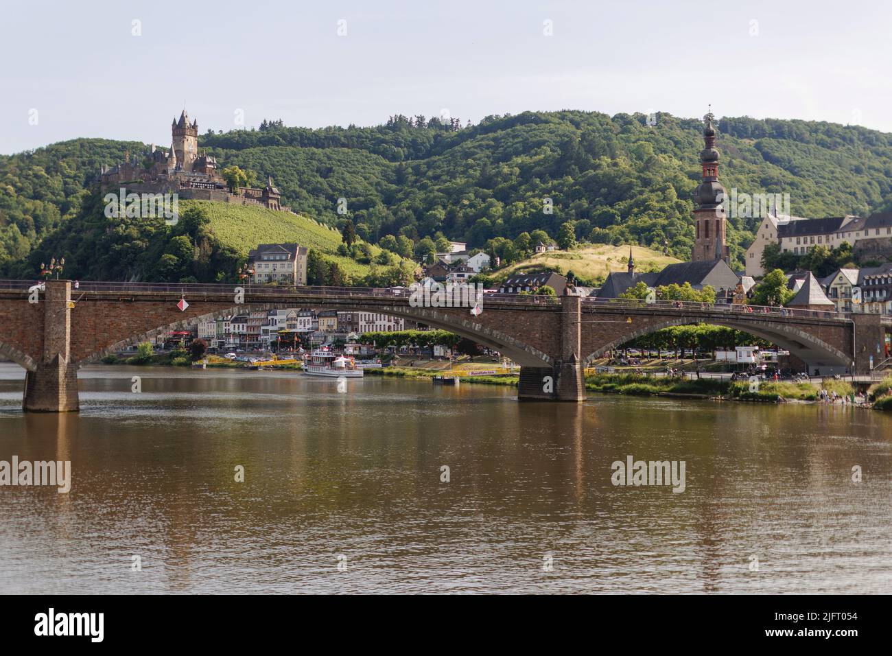 Cochem, una città tedesca sul fiume Mosella nel distretto di Cochem-Zell, Renania-Palatinato, Germania. La città ha un castello e mezzo edifici in legno. Foto Stock