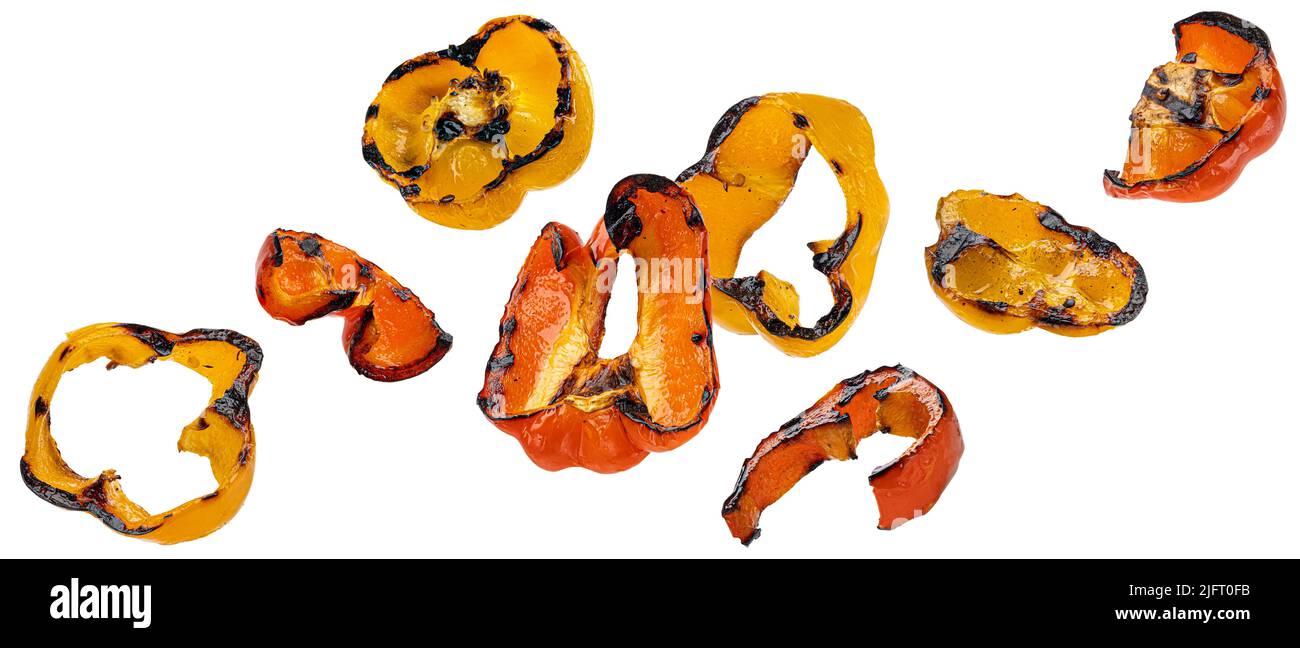 Fette di paprika grigliate isolate su sfondo bianco Foto Stock