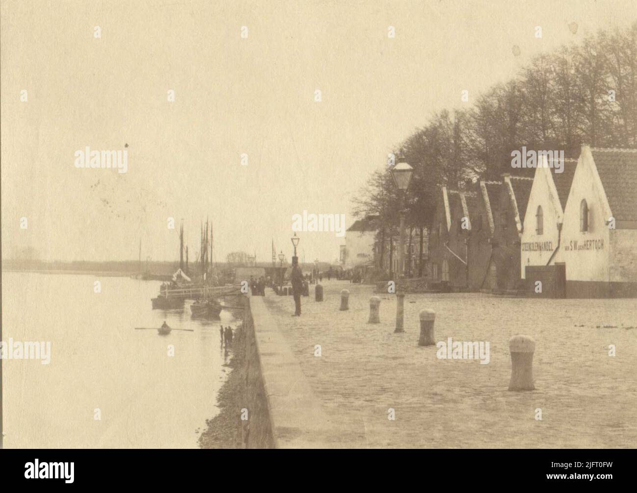 Sulla destra edifici contro l'ex Waalwal. Sulla sinistra il molo del traghetto. Sulla destra il commercio di carbone di S.W. Den Hertoch Foto Stock