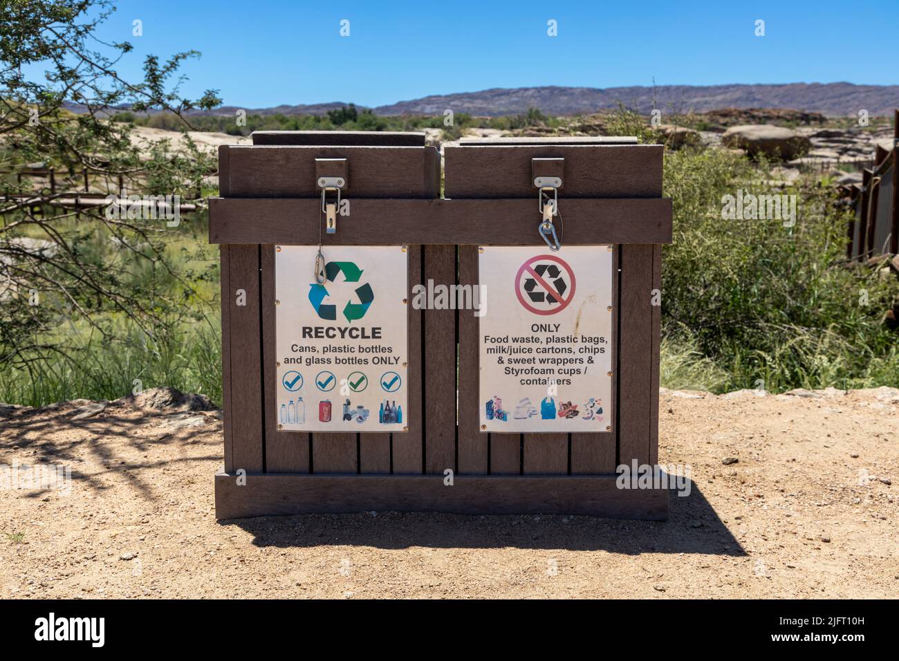 Cestino in tronchi di plastica con logo riciclati. Plastica, vetro, lattine metalliche e rifiuti alimentari possono essere riciclati in questo contenitore, a seconda di quale s Foto Stock