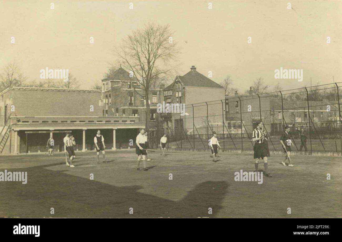 Gioco di hockey sul grande cour del Canisius College. Sullo sfondo il retro delle case sul Museo Kamstraat (ex Eleonorastraat) Foto Stock
