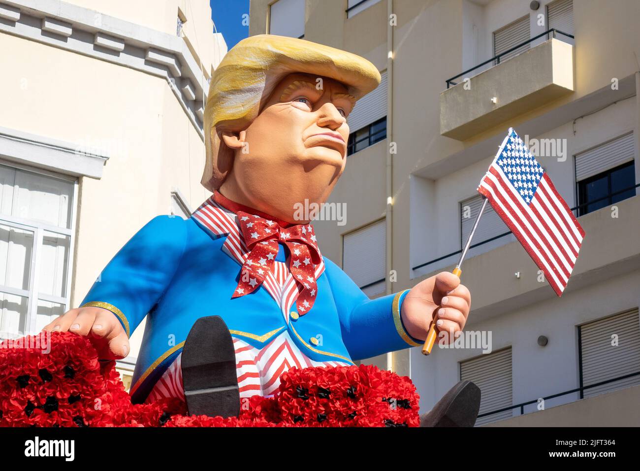 12 FEBBRAIO 2018, LOULE, PORTOGALLO: Galleggiante navale con Donald Trump tema di costruire Un muro sul confine messicano Foto Stock