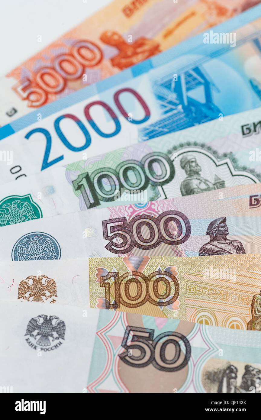 Sfondo rubli russi. Denaro sfondo e struttura. Banconote di diverse denominazioni Foto Stock