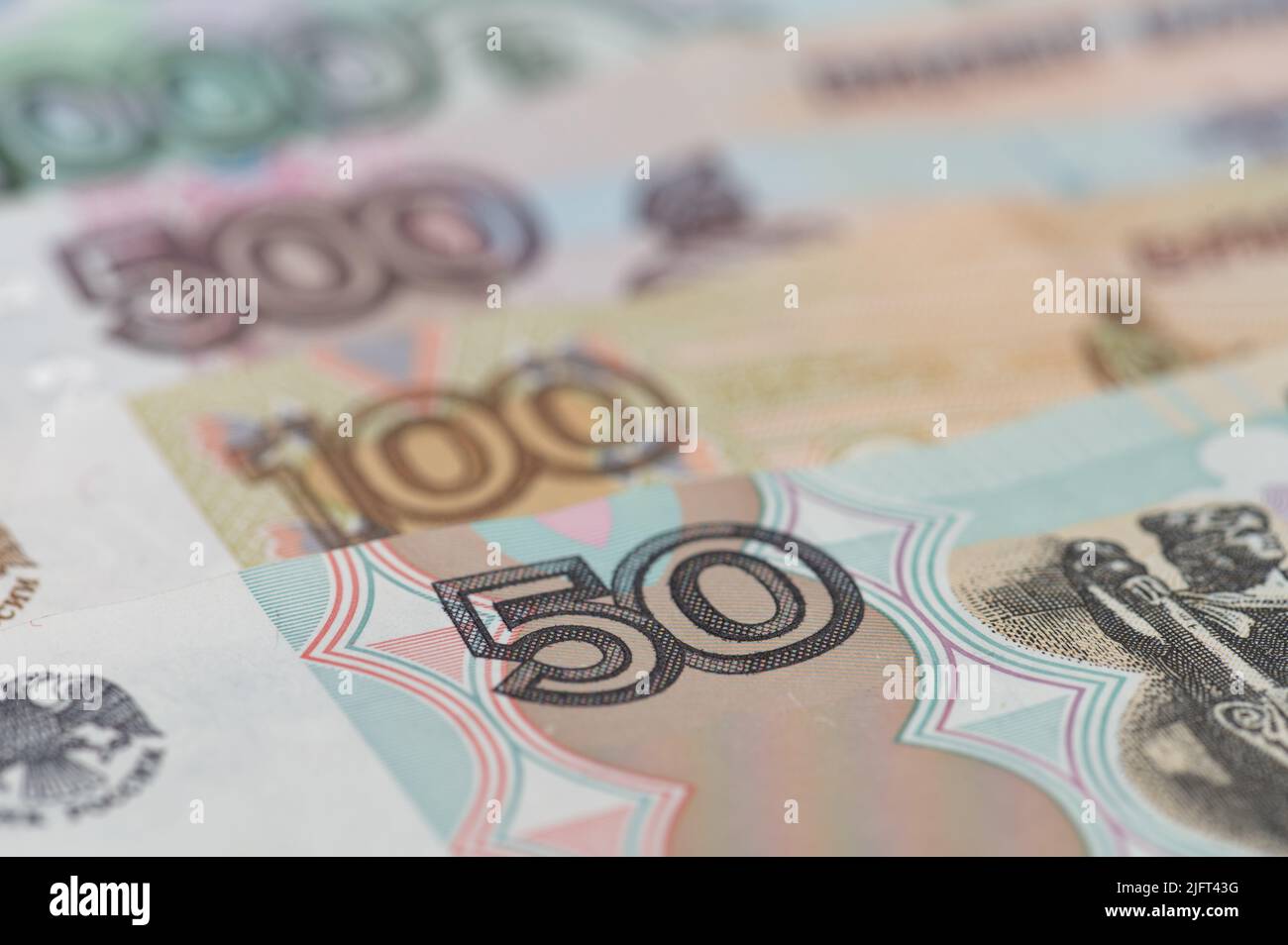 Sfondo rubli russi. Denaro sfondo e struttura. Banconote di diverse denominazioni Foto Stock