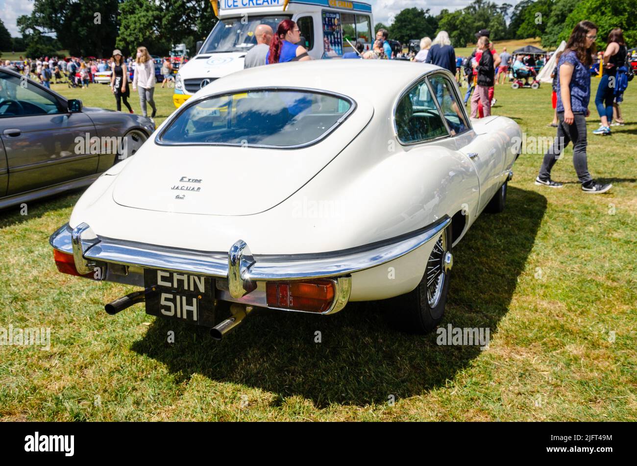 Posteriore di una Jaguar e-Type 1969 in bianco al Berkshire Motor Show di Reading, Regno Unito Foto Stock
