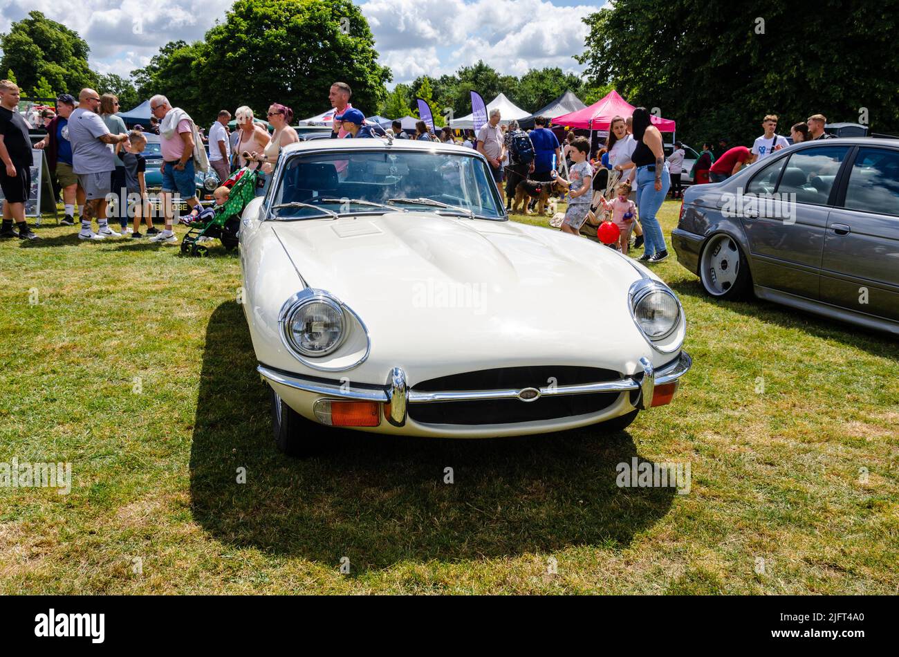 Davanti a una Jaguar e-Type 1969 in bianco al Berkshire Motor Show di Reading, Regno Unito Foto Stock
