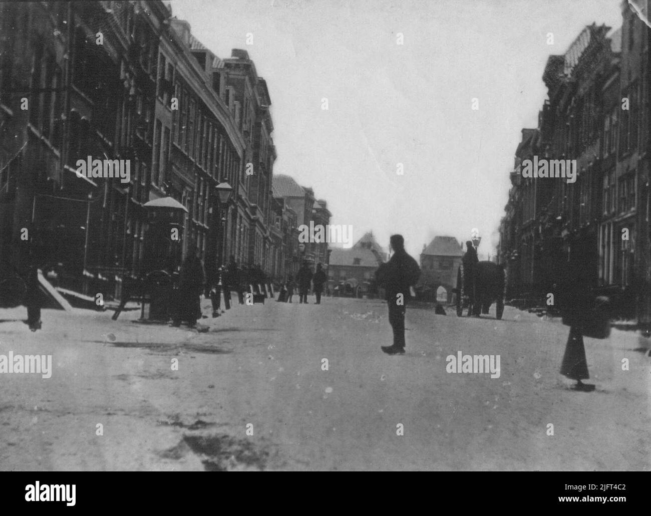 Il volto in direzione sud con il Molenpoort sullo sfondo (dal 1436 e demolito nel 1877); a sinistra gli antichi hamburger Gasthuis con pompa e lampione Foto Stock