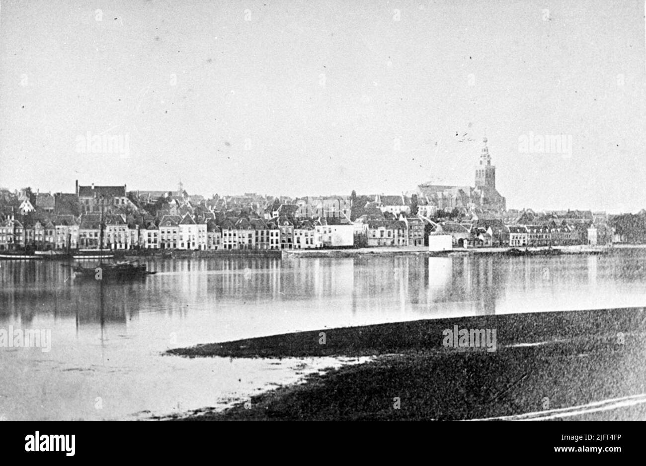 La faccia da nord sul fiume Waal, con la Waalkade e la vecchia gru. Foto Stock