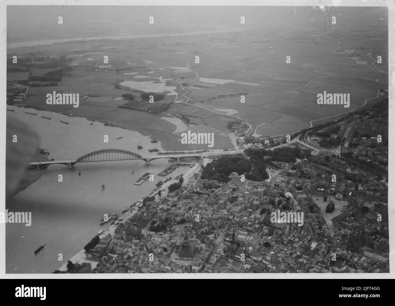 Foto aerea, vista da ovest, dalla città bassa e dal centro, il Waalbrug e l'Ooij Foto Stock