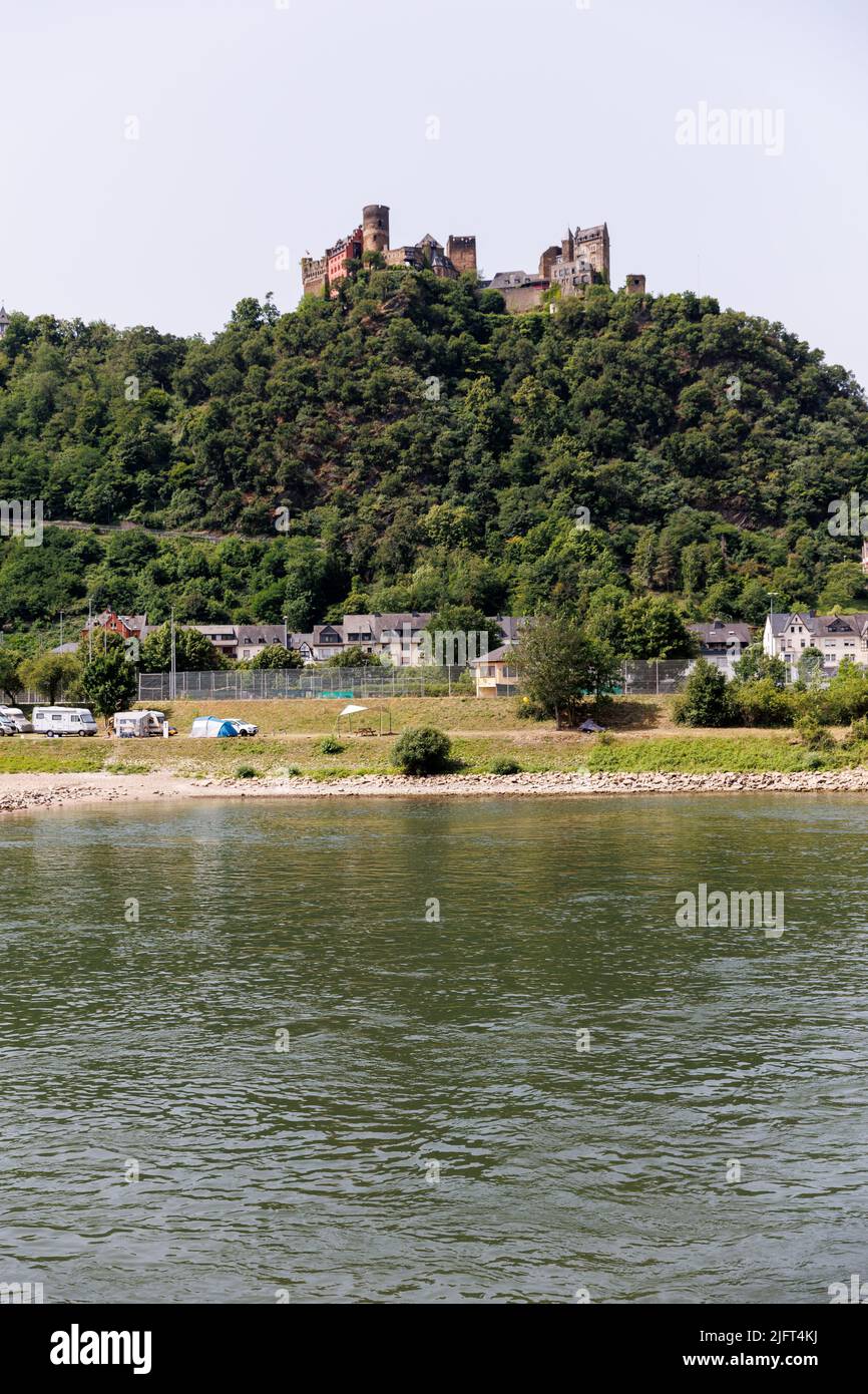 Oberwesel è una città situata sulle rive del Medio Reno nel distretto di Rhein-Hunsrück-Kreis, in Germania. Foto Stock