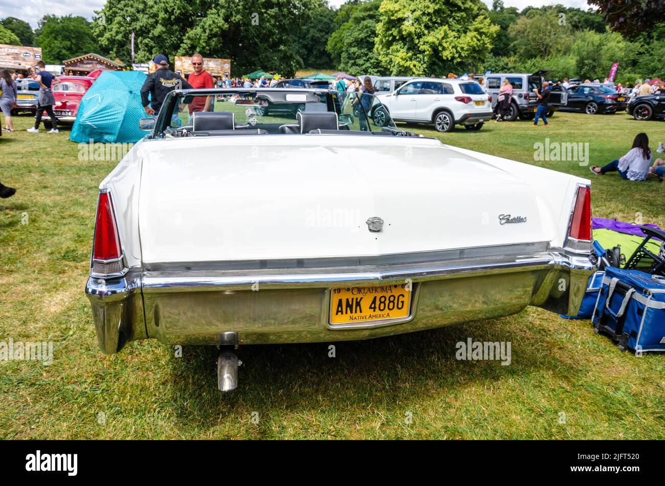 Vista posteriore di una Cadillac 420 VR Coupe de Ville 1969 convertibile al Berkshire Motor Show di Reading, Regno Unito Foto Stock