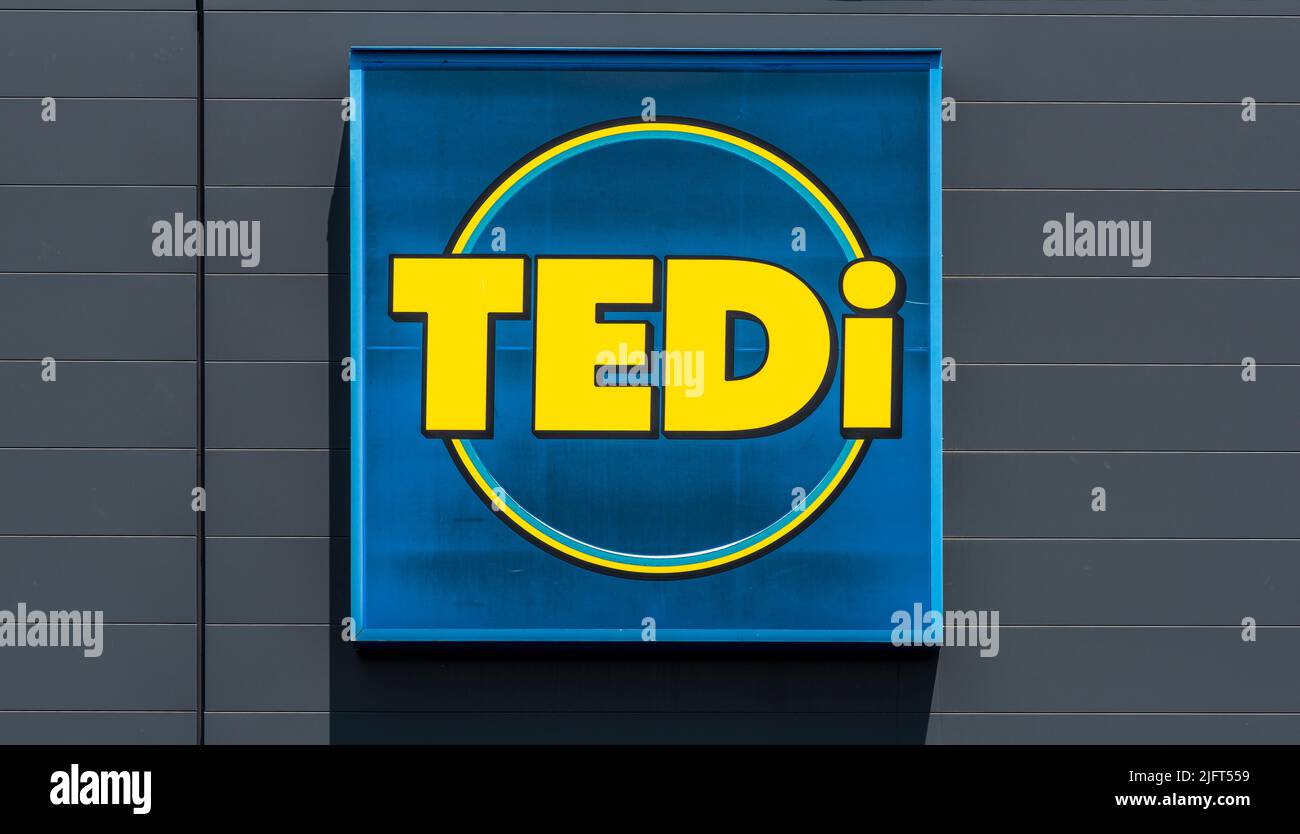 Werbe- und Firmanschild der Firma Tedi Foto Stock