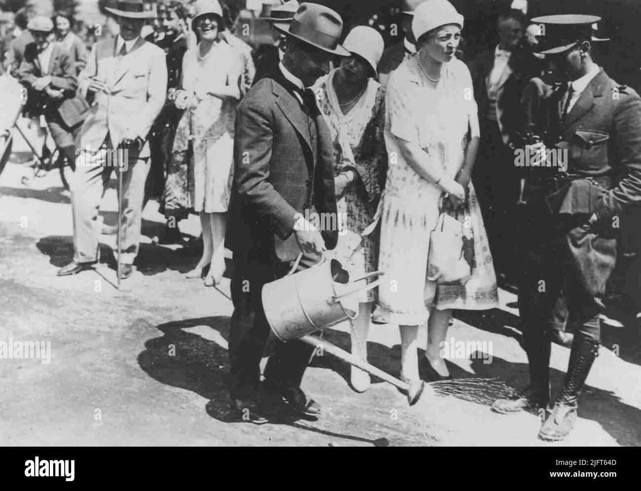 Quattro giorni Marches: Alto interesse in Overasselt, un cittadino permette le scarpe di un soldato di alto rango. Foto Stock